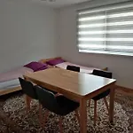 Azra Apartamento *